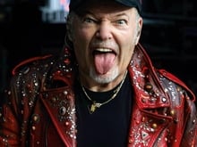 Esce il 14 novembre “VASCO LIVE 2025 - THE ESSENTIALS” l'album in TRIPLO VINILE e DOPPIO CD, che celebra la vita