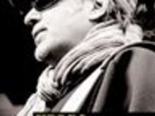 Il doppio album live stabile al 1° della classifica dei dischi piú venduti in Italia